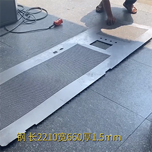 1.5mm厚機柜網板矯平機-高精密機箱機柜整平機-一次校平，沖孔網無反彈